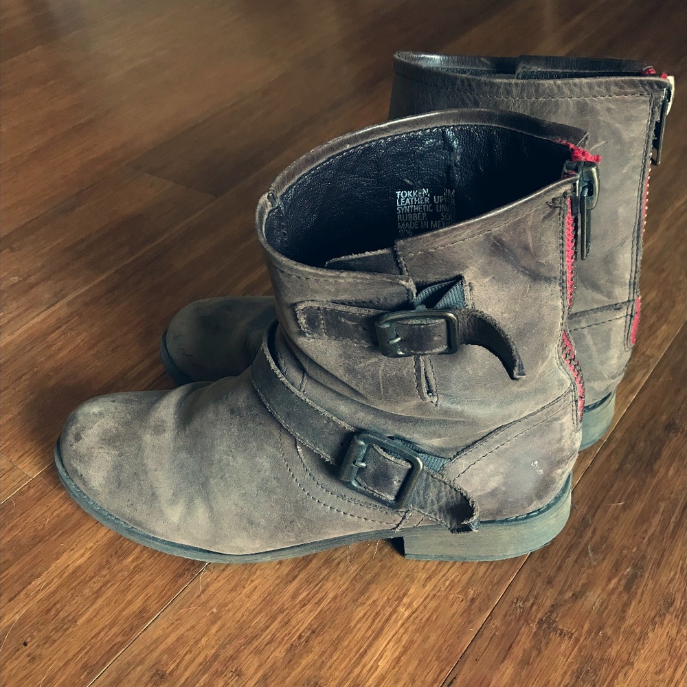 Steve Madden Short Leather Boots with Red Zipper